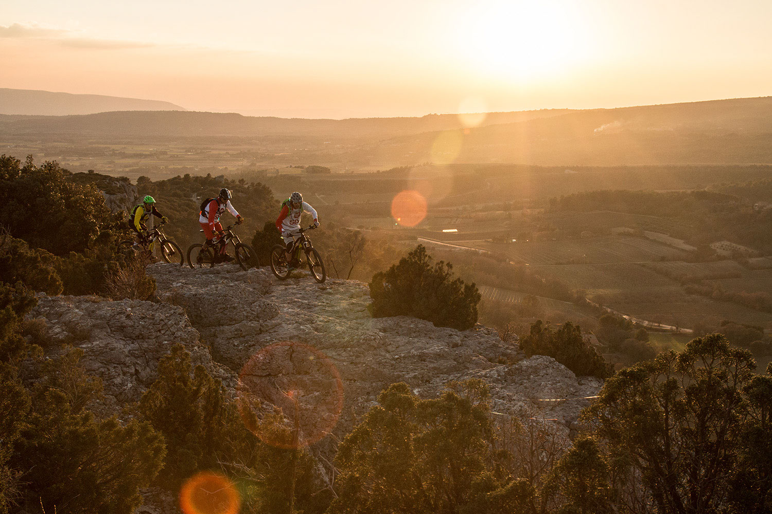 Traversée du Luberon en vélos électriques. Couché de soleil. Provence Premium Cycling Adventure.