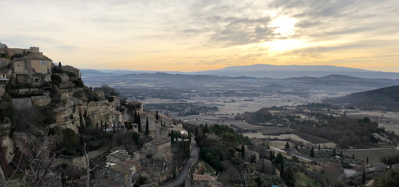 Traversée du Luberon en vélos électriques. Couché de soleil. Provence Premium Cycling Adventure.