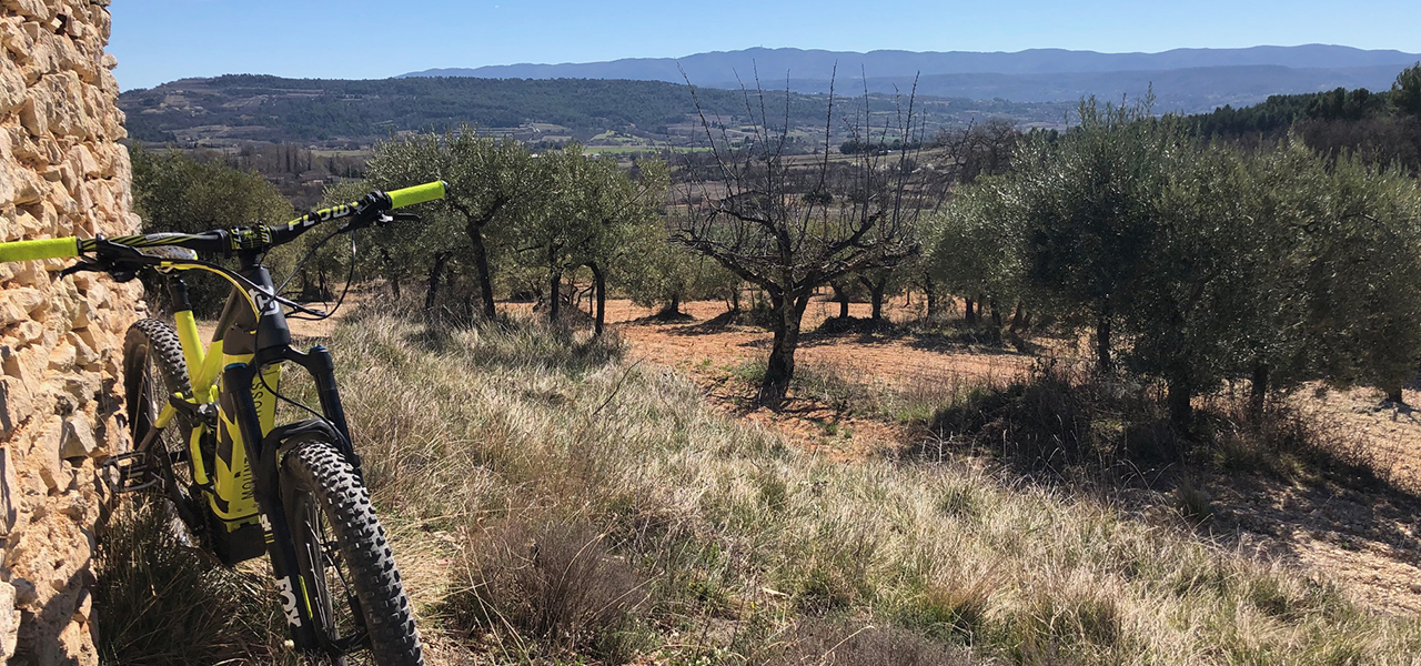 Traversée du Luberon en vélos électriques. Couché de soleil. Provence Premium Cycling Adventure.